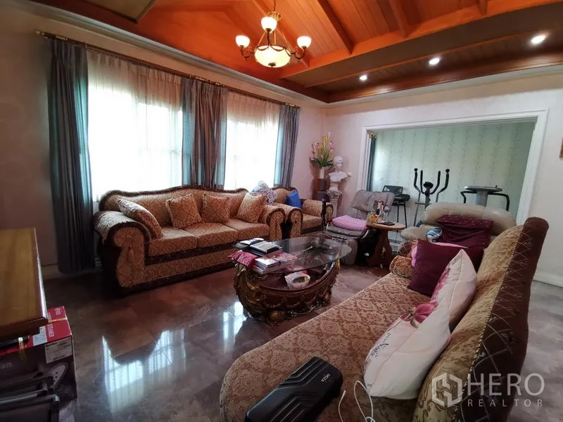 独立式住宅 出售在Phra Khanong, Bangkok - 明亮卧室，转角窗、全遮光窗帘与内置收纳。