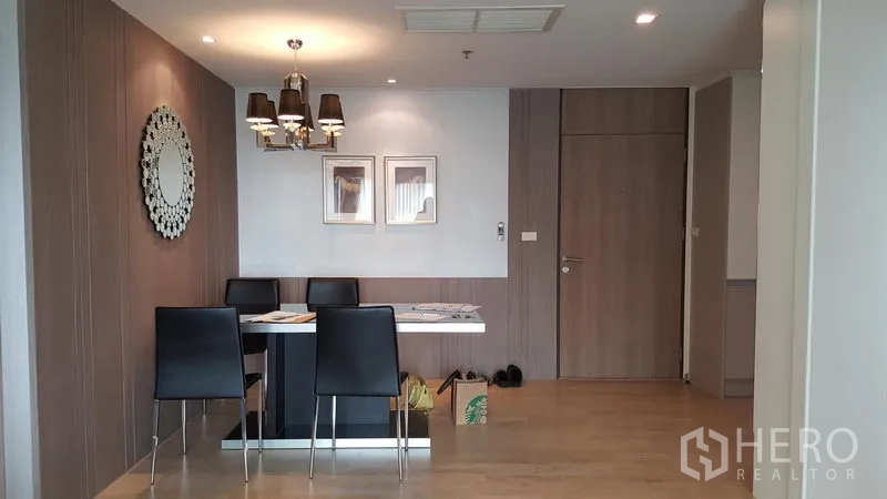 คอนโด ให้เช่าในKhlong Toei, Bangkok - พื้นที่รับประทานอาหาร เก้าอี้สีดำสี่ตัว กระจกผนัง และโคมไฟแขวน