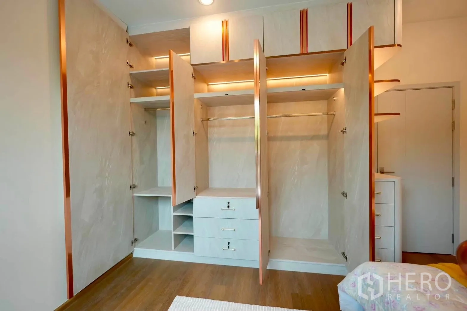 Detached House for rent in Bang Phli, Samut Prakan - Built-in wardrobes open to show shelving and hanging space.