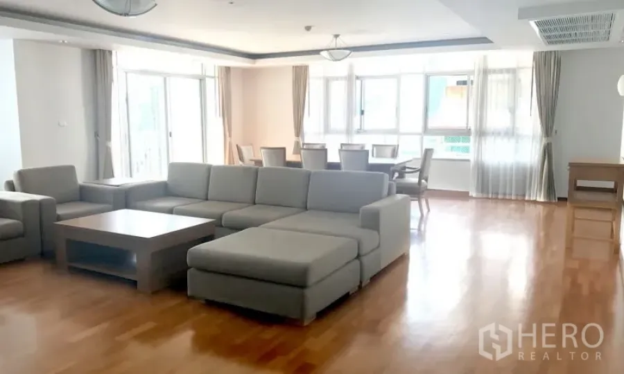 อพาร์ทเมนท์ ให้เช่าในWatthana, Bangkok - ห้องนั่งเล่นและทานอาหารสว่าง โปร่ง โซฟา L-shape พื้นไม้ และหน้าต่างบานใหญ่