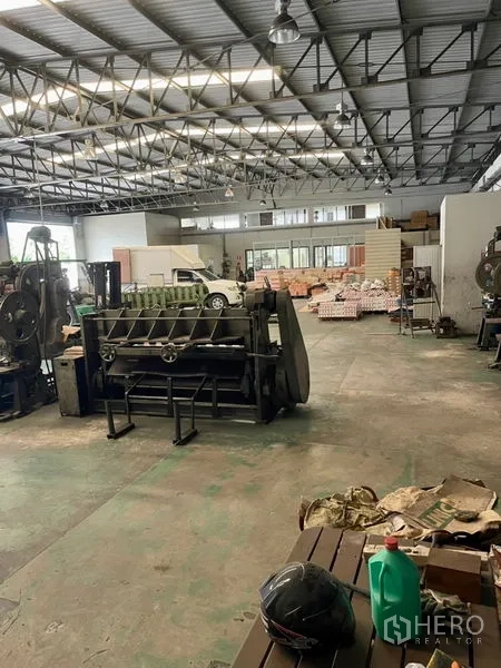โรงงาน ให้เช่าในMueang Samut Prakan, Samut Prakan - ฮอลล์การผลิตกว้าง หลังคาโครงเหล็ก พร้อมเครื่องจักร