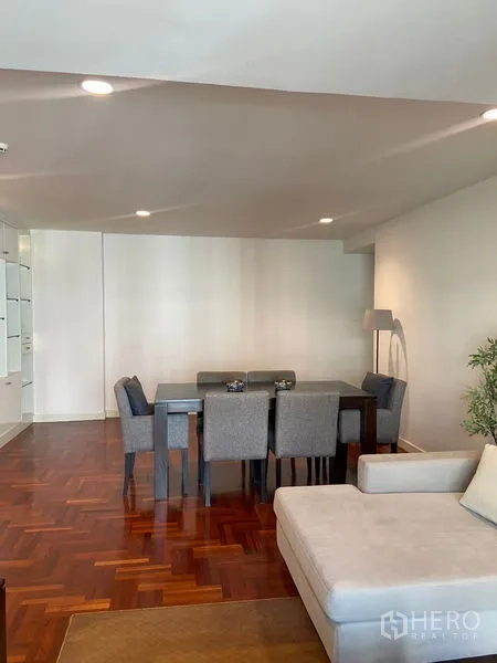 Condominium for rent in Pathum Wan, Bangkok - Dining and lounge zone with neutral décor and recessed lights.