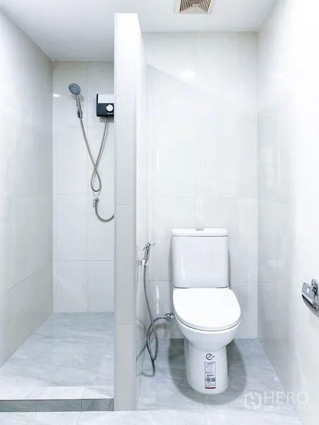 คอนโด ให้เช่าหรือขายในKhlong Toei, Bangkok - ห้องน้ำโทนขาว ฝักบัวแบบวอล์กอินและโถสุขภัณฑ์