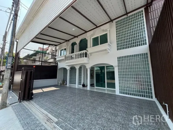 Home Office for rent in Bueng Kum, Bangkok - Wide driveway and covered carport in front of the two-storey white home office.