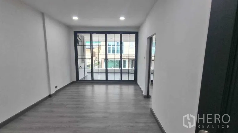 ทาวน์เฮาส์ ให้เช่าในKhlong Toei, Bangkok - ห้องชั้นบนเชื่อมต่อระเบียงด้วยประตูบานเลื่อนกรอบดำ