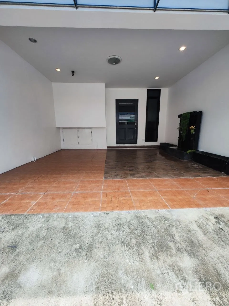 家庭办公室 for rent in Bang Na, Bangkok - 带顶车库与入口，铺设地砖并配顶灯。