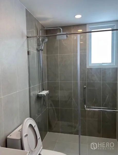 คอนโด ให้เช่าในBang Rak, Bangkok - ห้องน้ำสไตล์โมเดิร์น พร้อมตู้กระจกกั้นอาบน้ำ ฝักบัวเรนชาวเวอร์ และหน้าต่างระบายอากาศ