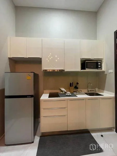 คอนโด ให้เช่าในRatchathewi, Bangkok - ครัวบิวท์อินครบชุดพร้อมตู้เย็น ไมโครเวฟ อ่างล้าง และตู้เก็บของจำนวนมาก