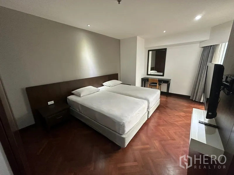 คอนโด ให้เช่าในWatthana, Bangkok - ห้องนอนกว้าง เตียงเดี่ยวสองเตียง โต๊ะทำงาน ทีวีติดผนัง และพื้นไม้