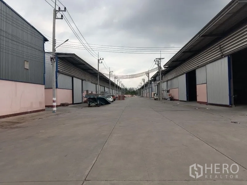 Factory for rent in Ban Phaeo, Samut Sakhon - Extra‑wide internal road between factory blocks, suitable for container truck turning.