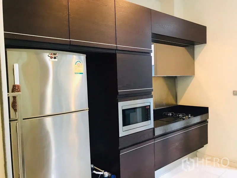 ทาวน์เฮาส์ ให้เช่าหรือขายในChatuchak, Bangkok - ครัวสมัยใหม่ ตู้สีเข้ม เตาแก๊ส ตู้เย็นสแตนเลส และไมโครเวฟ