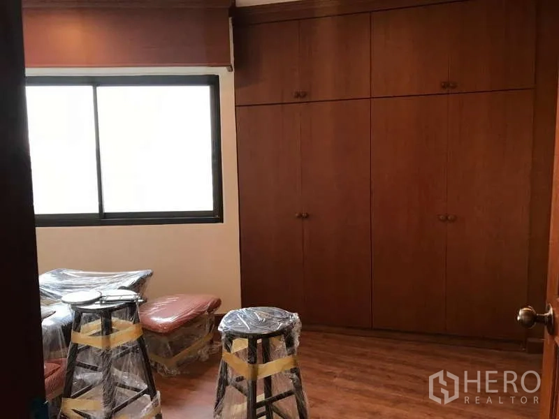 คอนโด ขายในWatthana, Bangkok - ห้องนอนหน้าต่างบานใหญ่ พร้อมตู้เสื้อผ้าไม้เต็มผนัง