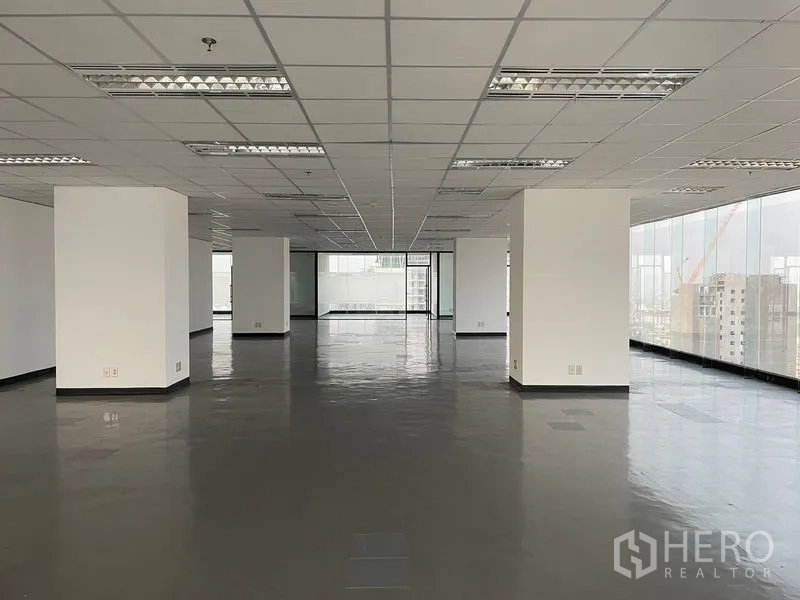 办公空间 出租在Din Daeng, Bangkok - 面向中央窗景的开放区，适合自由规划布局。