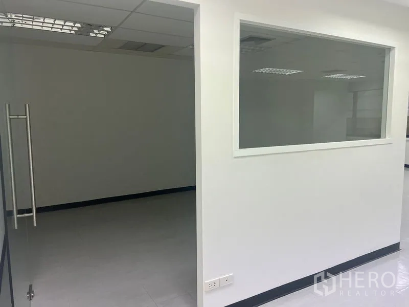 办公空间 出租在Watthana, Bangkok - 带内部窗的分隔办公区与吊顶照明。