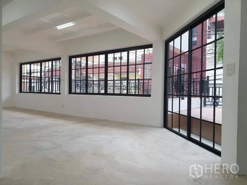 带办公室的家 出租或出售在Bang Na, Bangkok - 二层房间，黑框玻璃门通向露台。