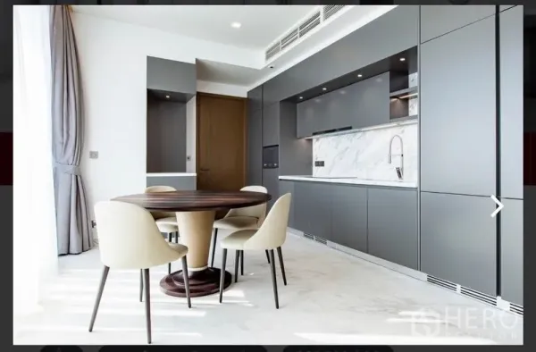 คอนโด ให้เช่าหรือขายในWatthana, Bangkok - มุมทานข้าวติดครัวยาวตู้บิลท์อินสีเทาและงานหินอ่อน