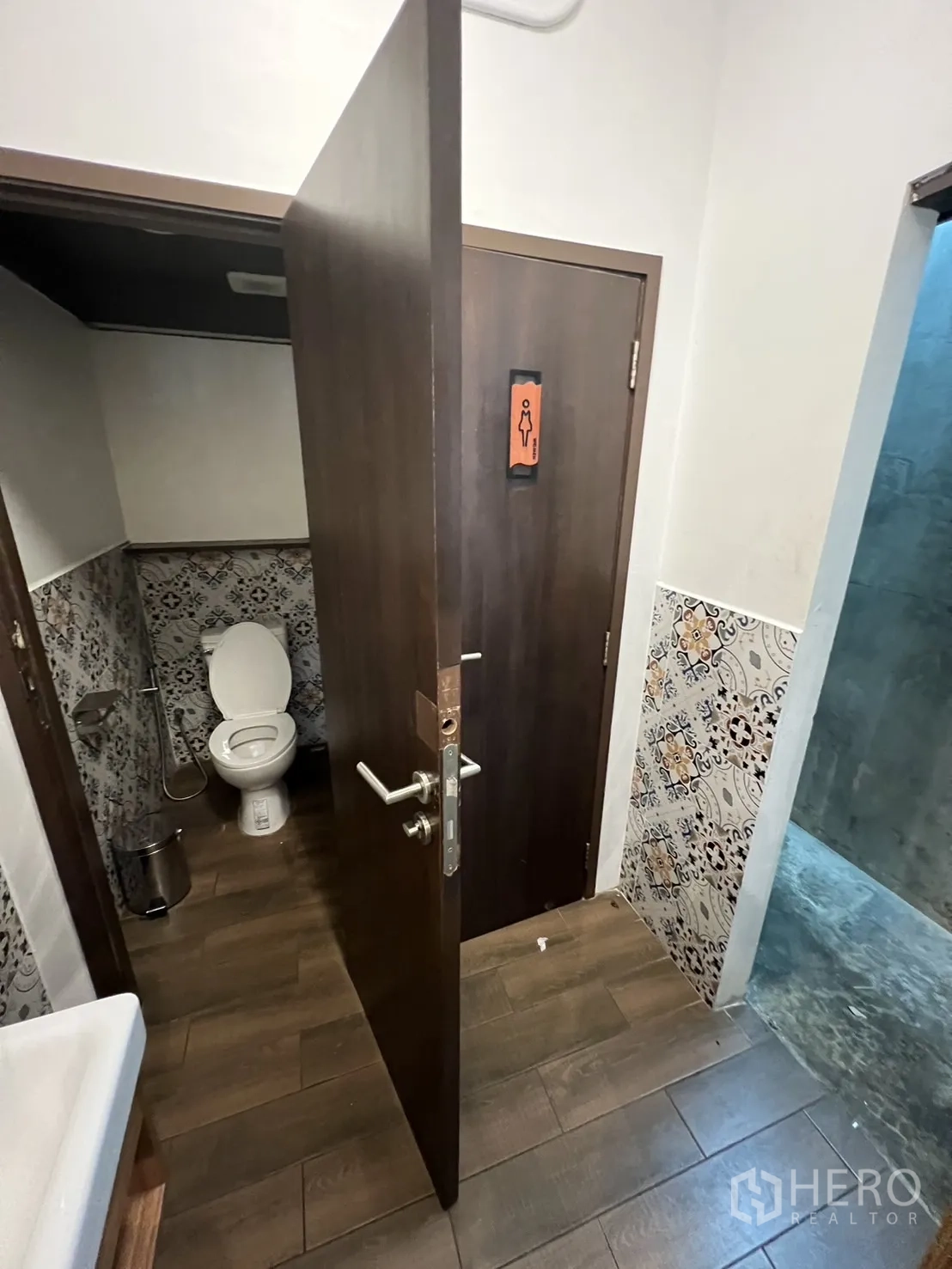 พื้นที่ขายปลีก ให้เช่าในWatthana, Bangkok - ห้องน้ำสะอาด ผนังกระเบื้องลายแพตเทิร์น สุขภัณฑ์สีขาว และพื้นลายไม้