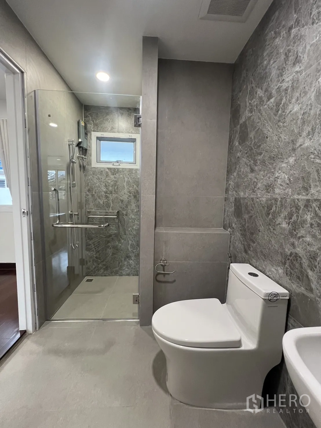 Detached House for rent in Saphan Sung, Bangkok - Glass-enclosed shower with window and stainless safety rails.
