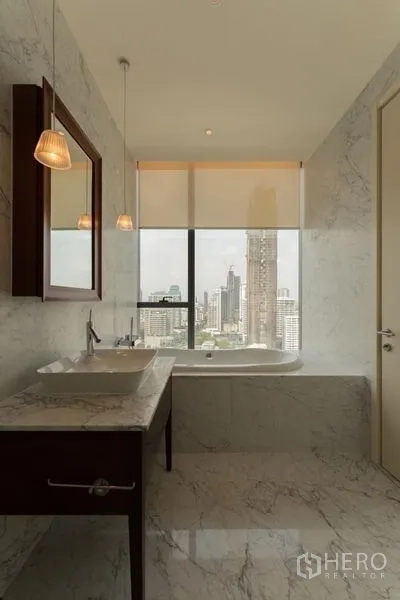 公寓 出租在Watthana, Bangkok - 大理石浴室，带盥洗台与浴缸，窗外是曼谷城市景观。
