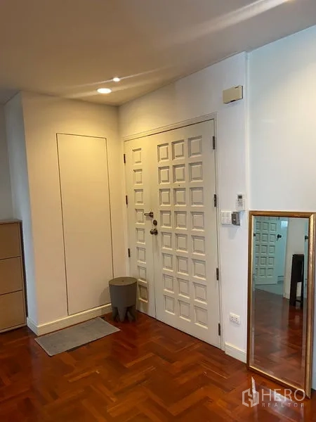 Condominium for rent in Pathum Wan, Bangkok - Entrance foyer with paneled door and full-length mirror.
