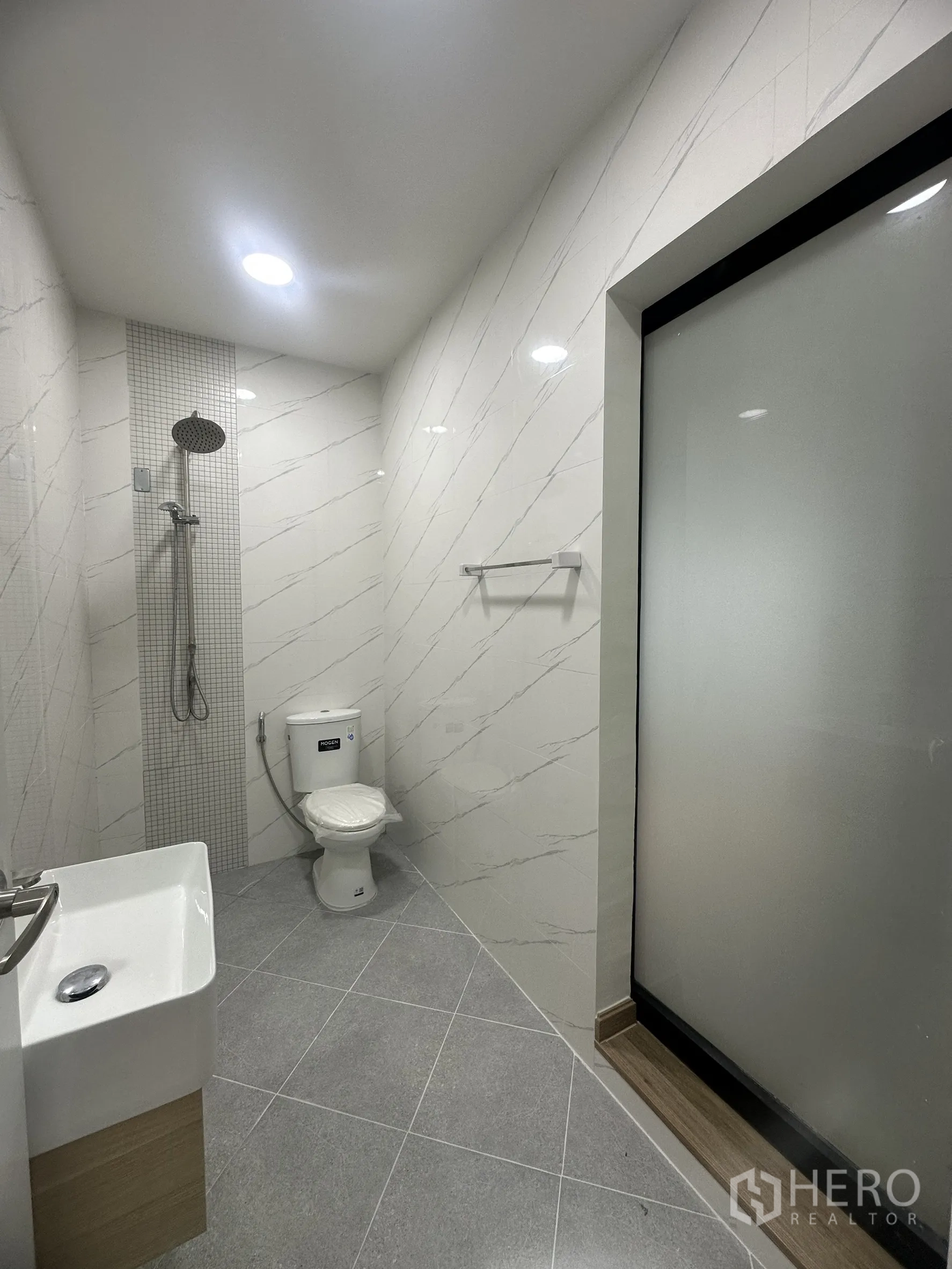 货栈 出售在Khlong Luang, Pathum Thani - 二层现代卫生间，配花洒、坐便和小巧洗手台。