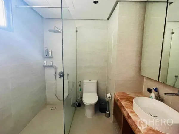 คอนโด ให้เช่าหรือขายในWatthana, Bangkok - ห้องน้ำสมัยใหม่มีฝักบัวเรนชาวเวอร์แบบกั้นกระจก โถสุขภัณฑ์ ตู้กระจก และเคาน์เตอร์หิน