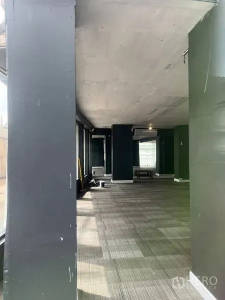 พื้นที่ขายปลีก ให้เช่าในWatthana, Bangkok - พื้นที่ค้าปลีกเพดานดิบ มีเสาโครงสร้าง และผนังกระจกตลอดแนว