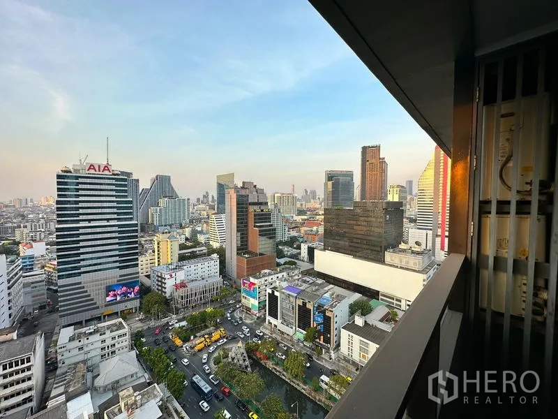 公寓 出租在Bang Rak, Bangkok - 私人阳台俯瞰是隆–沙吞核心区城市景致