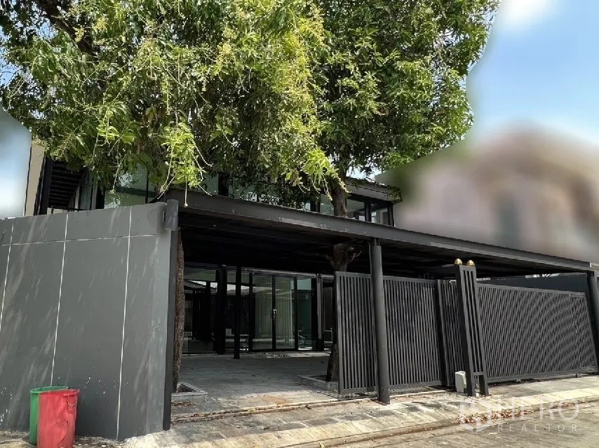 บ้าน ให้เช่าหรือขายในPhra Khanong, Bangkok - มุมมองซุ้มประตูและพื้นที่จอดรถในร่มขนาดใหญ่ ใต้ร่มเงาต้นไม้โต