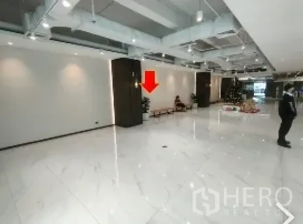 พื้นที่ขายปลีก ให้เช่าในBang Rak, Bangkok - โถงค้าปลีกติดคีออสกาแฟ ผนังกระจก และไฟดาวน์ไลท์สมัยใหม่