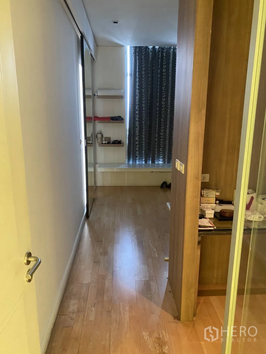 คอนโด ให้เช่าในKhlong San, Bangkok - โถงทางเดินพื้นไม้พร้อมชั้นวางของและหน้าต่างติดม่าน