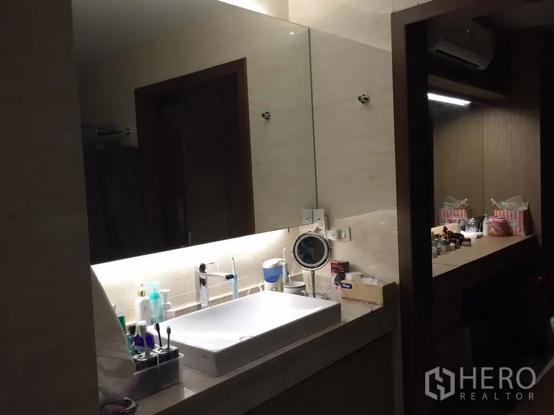 คอนโด ขายในWatthana, Bangkok - โซนเคาน์เตอร์ล้างหน้ากระจกบานใหญ่ อ่างทรงสี่เหลี่ยม และไฟบรรยากาศ