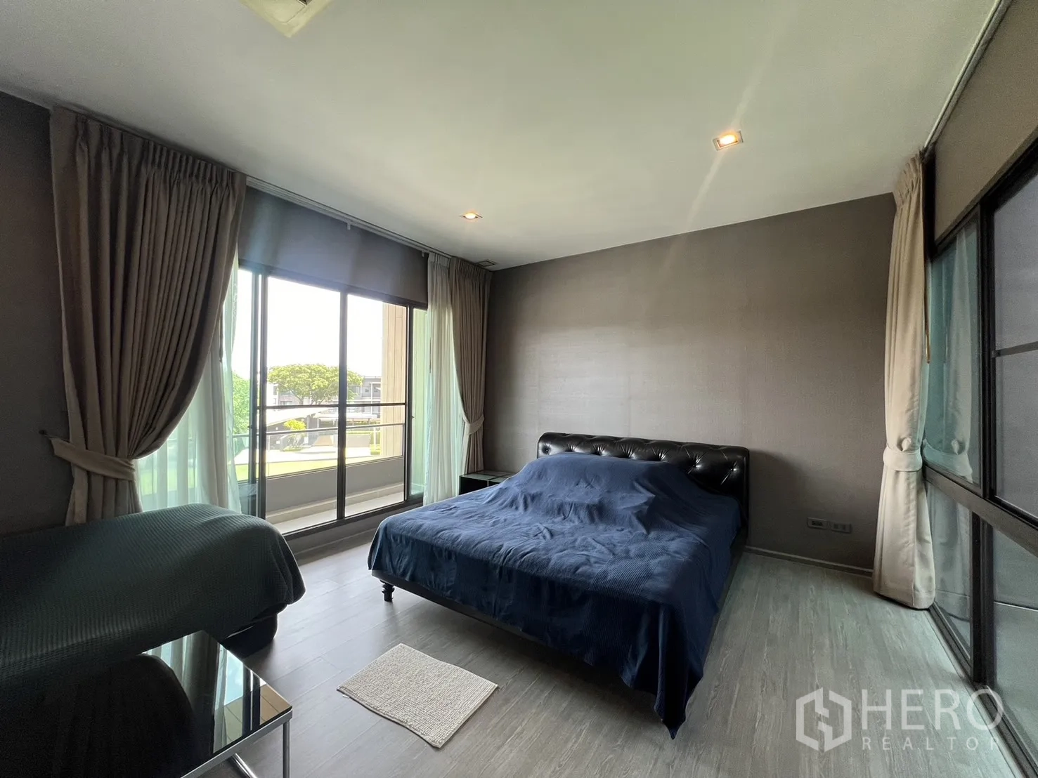 联排别墅 出租在Lat Phrao, Bangkok - 豪華主衛，浴缸、獨立玻璃淋浴間與大理石風格飾面。