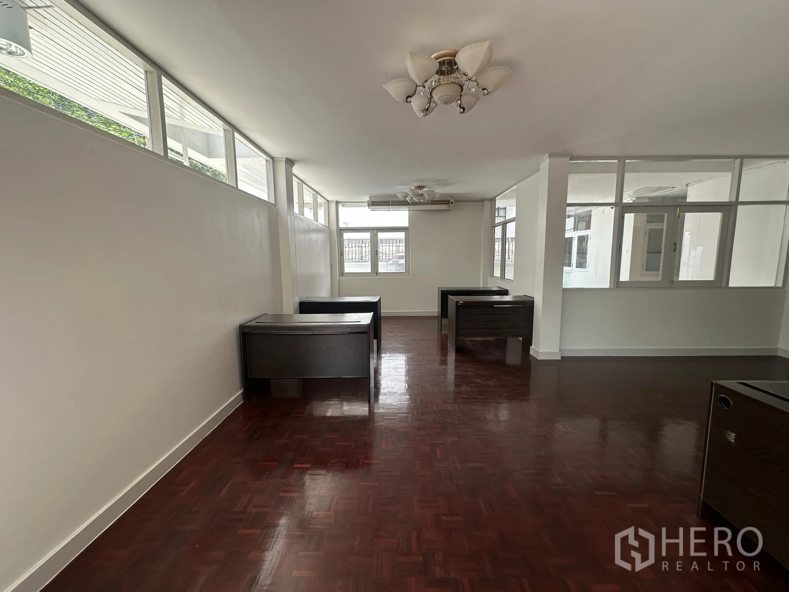 Home Office for rent in Watthana, Bangkok - Bright open-plan office with parquet wood floors, windows and several desks.
