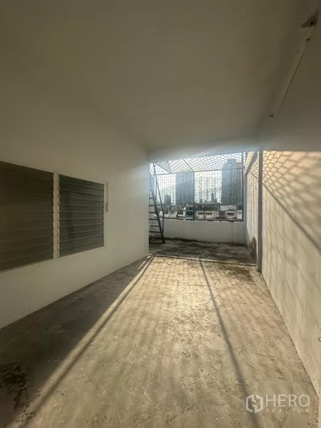 อาคารพาณิชย์ ให้เช่าในKhlong Toei, Bangkok - ระเบียงหลังคาคลุมพร้อมตะแกรงและวิวตึกเมือง พื้นคอนกรีต.