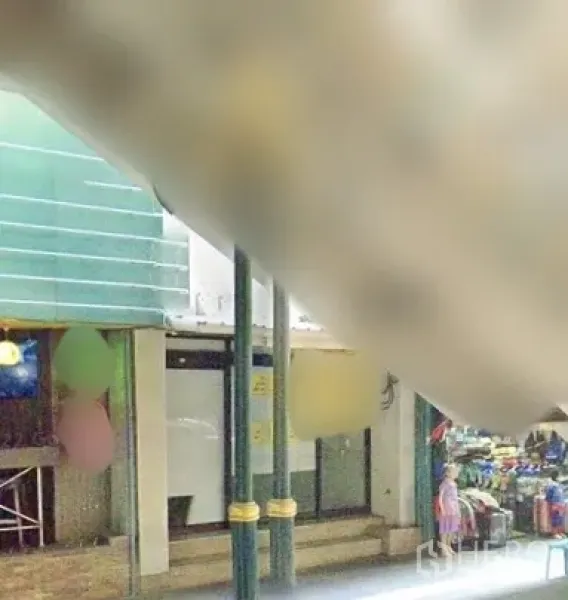 พื้นที่ขายปลีก for ในWatthana, Bangkok - หน้าร้านกระจกกว้างติดถนน พร้อมทางเท้ามีหลังคาและตำแหน่งติดป้ายเด่น ใกล้บีทีเอสนานาในกรุงเทพฯ