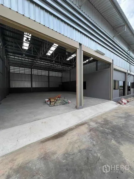 Warehouse for rent in Phra Samut Chedi, Samut Prakan - Close-up of high loading bay entrances with concrete ramp at the warehouse front.