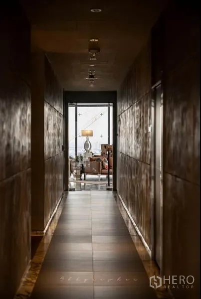 公寓 出租或出售在Watthana, Bangkok - 昏暗走廊通向采光充足的休息区。