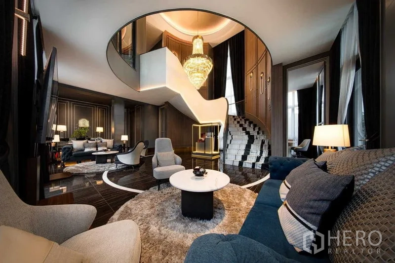 独立式住宅 出售在Saphan Sung, Bangkok - 豪华客厅，雕塑感旋转楼梯与水晶吊灯，多区座位。