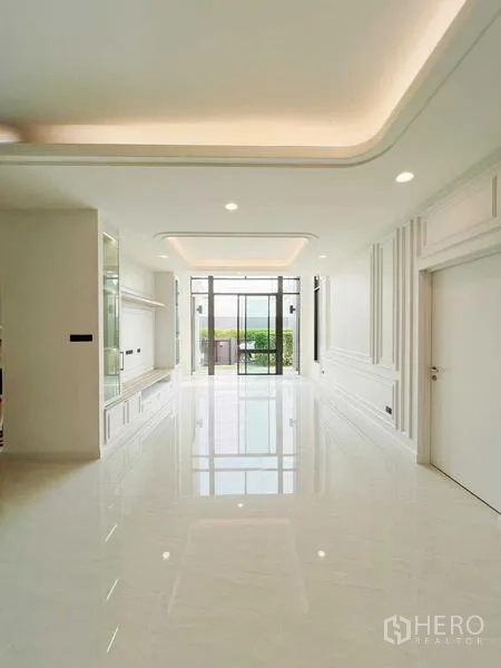 บ้าน ขายในBangkok Noi, Bangkok - พื้นที่นั่งเล่น–ทานอาหารแบบเปิดโล่ง พื้นแกรนิตโต้เงางามและประตูกระจกเต็มบานออกลานบ้าน