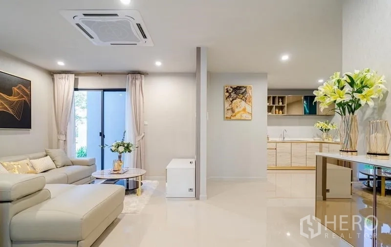 บ้าน ขายในLam Luk Ka, Pathum Thani - ห้องนั่งเล่นโปร่งติดประตูกระจก เชื่อมต่อครัวแบบเปิด