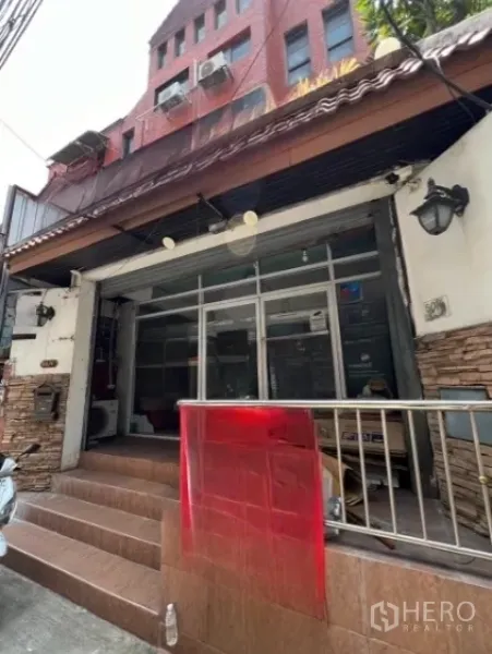 สำนักงานที่บ้าน ให้เช่าในWatthana, Bangkok - มุมมองด้านหน้าโฮมออฟฟิศย่านทองหล่อ หน้ากระจกกว้างและกันสาดกระเบื้องสีแดง