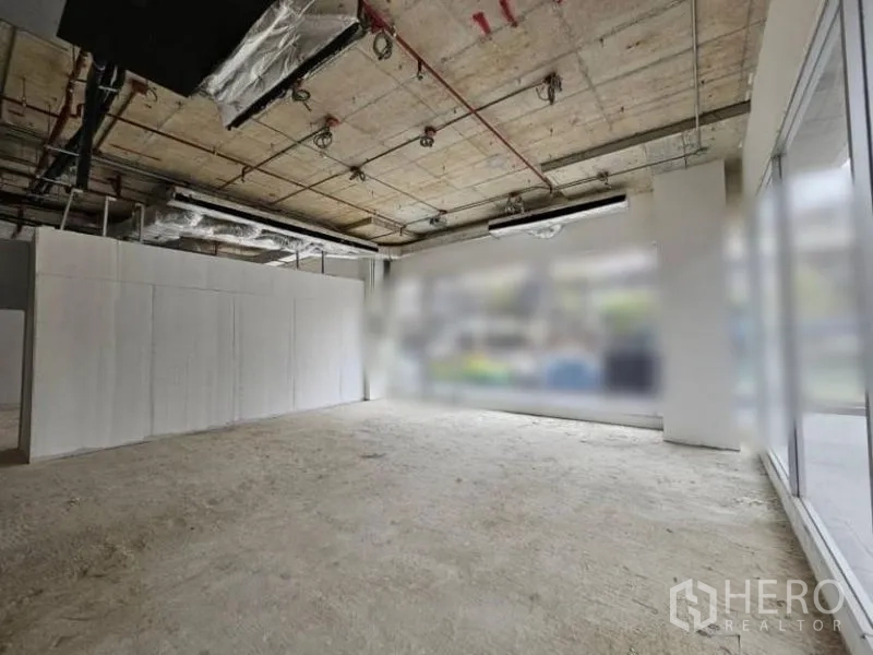 พื้นที่ขายปลีก ให้เช่า - โถงร้านแบบเปิดโล่ง พื้นคอนกรีต กระจกมุมขนาดใหญ่ แสงธรรมชาติเต็มพื้นที่