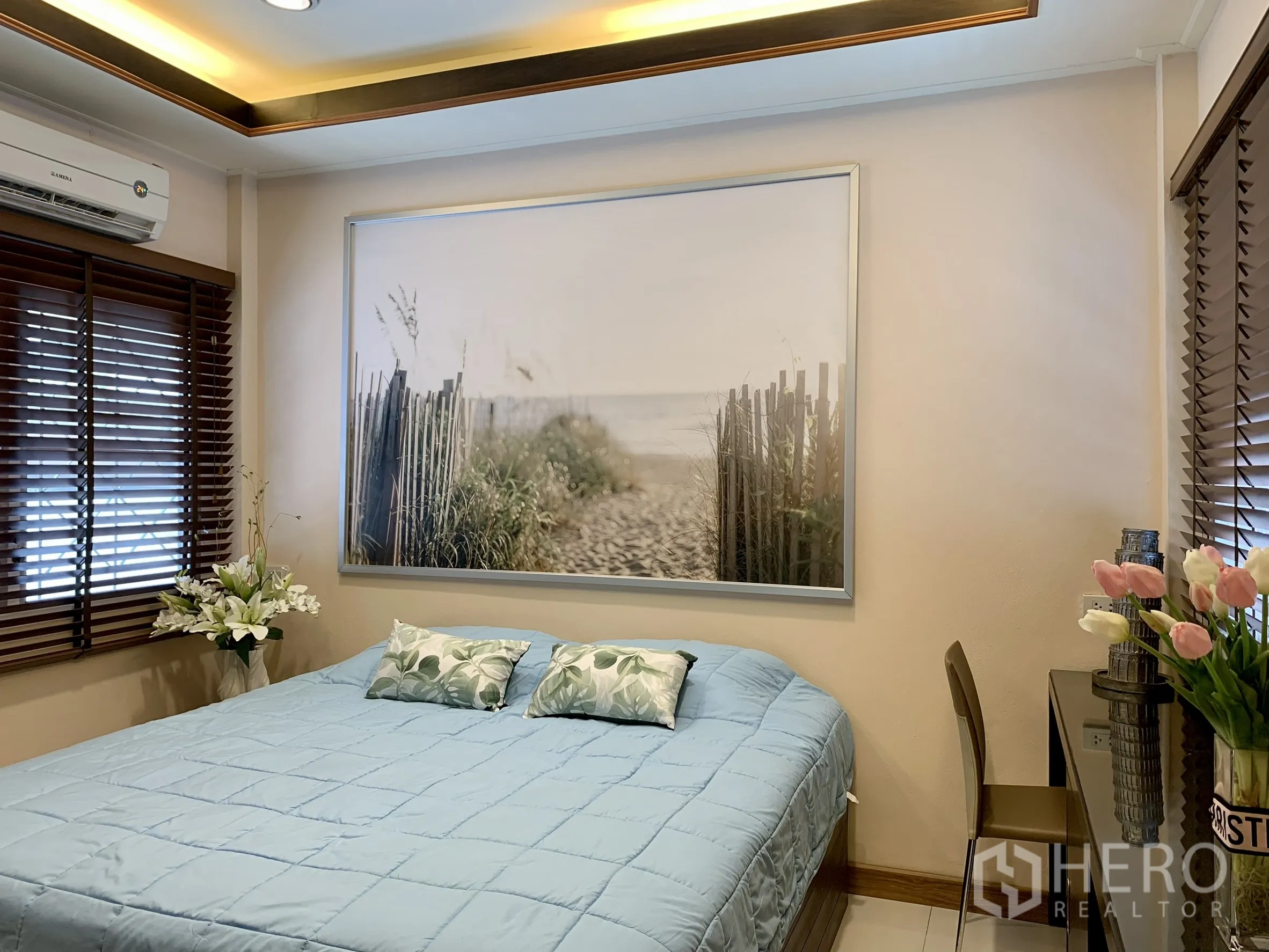 บ้านเดี่ยว for rent in Saphan Sung, Bangkok - มุมนั่งอ่านสว่างสดใส มีเก้าอี้ข้างหน้าต่างสูงและกระถางต้นไม้.