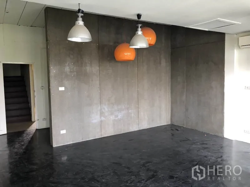 สำนักงานที่บ้าน ให้เช่าหรือขายในHuai Khwang, Bangkok - ห้องสไตล์ลอฟต์ ผนังคอนกรีตตกแต่ง โคมไฟแขวน และพื้นโทนเข้ม