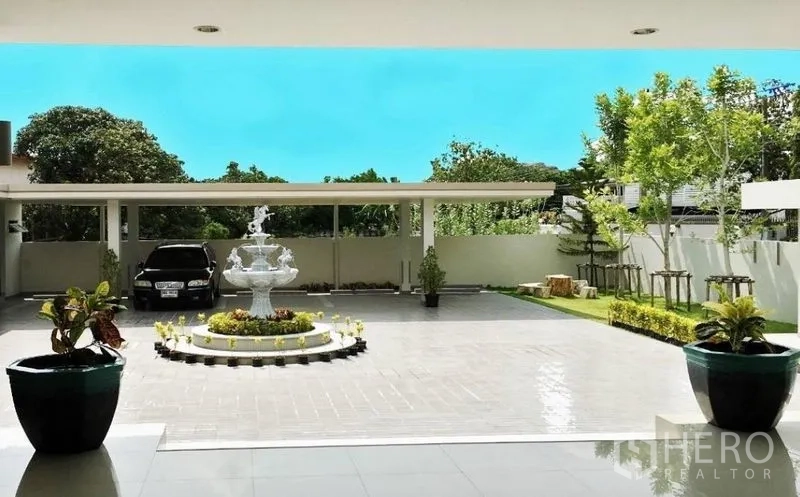 อพาร์ทเมนท์ ให้เช่าในKhlong Toei, Bangkok - ทางเข้าอาคารพร้อมน้ำพุ ลานจอดรถมีหลังคา และสวนจัดแต่ง