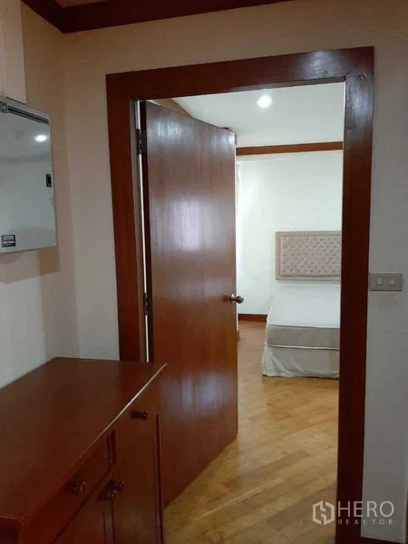 อพาร์ทเมนท์ ให้เช่าในWatthana, Bangkok - มุมมองจากโถงทางเดินไปยังห้องนอน พร้อมตู้และประตูไม้