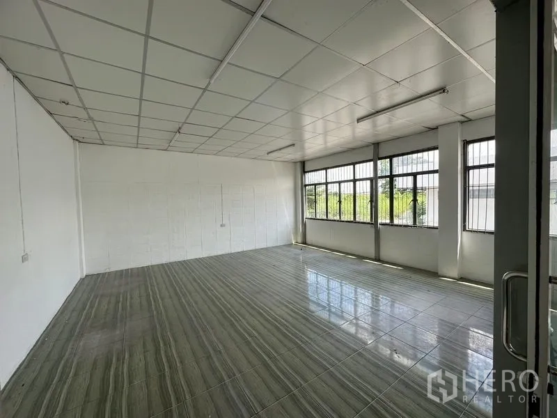 คลังสินค้า ให้เช่าในLam Luk Ka, Pathum Thani - ห้องสำนักงานพื้นกระเบื้อง หน้าต่างบานใหญ่รับแสงธรรมชาติ พร้อมฝ้าเพดานแขวน