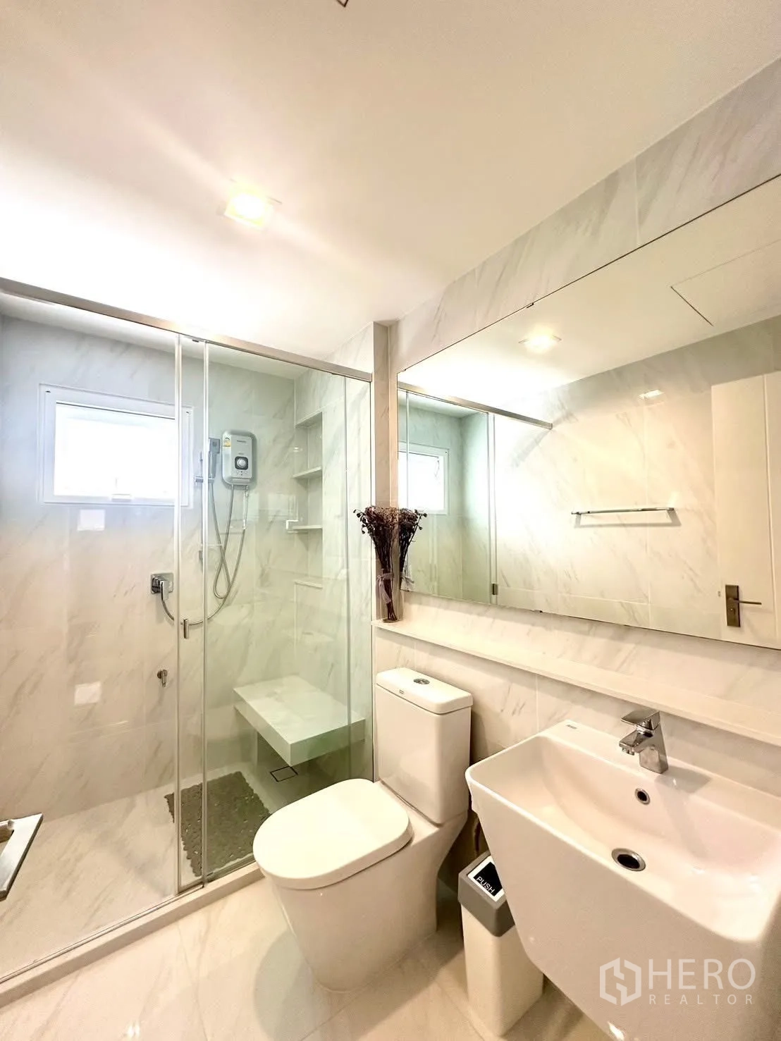 บ้านเดี่ยว for rent in Bang Phli, Samut Prakan - ห้องน้ำสไตล์ร่วมสมัยพร้อมพื้นที่อาบน้ำกระจกและอ่างล้างหน้า.