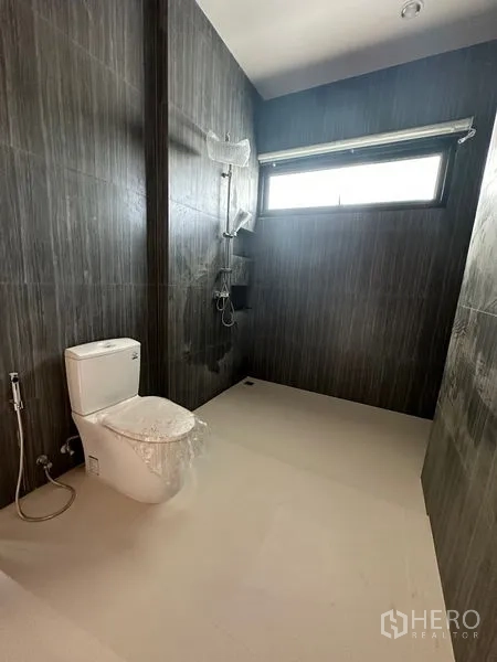บ้าน ให้เช่าในWatthana, Bangkok - ห้องน้ำกรุผนังกระเบื้องสีเข้ม มีพื้นที่อาบน้ำแบบวอล์กอินและโถสุขภัณฑ์